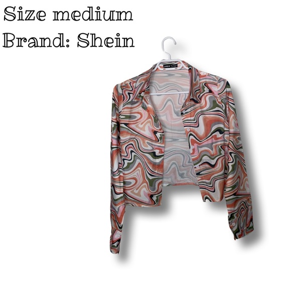 Cropped button down blouse and bucket hat. - Picture 1 of 2